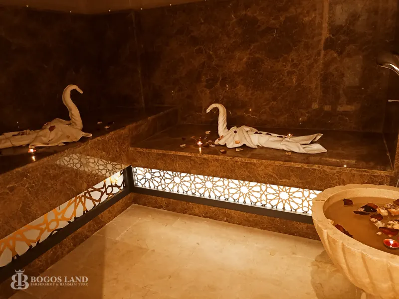 L'intérieur chaleureux du Bogos Land Wellness Center